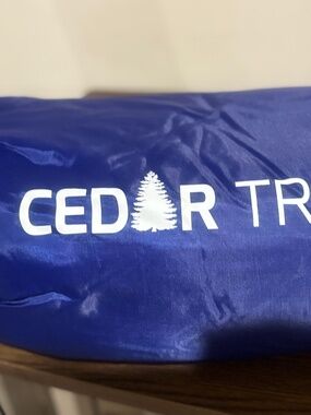NEW WITH TAGS CEDAR TRAIL SLEEPING BAG